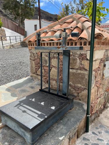 a building with a metal gate on top of it at Casa rural con baño adaptado y piscina en Mogán in Mogán