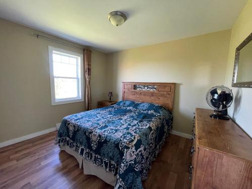 Una cama o camas en una habitación de Beach & Breeze Cottages