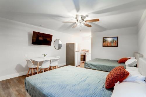 Tempat tidur dalam kamar di Brooklyn Beach Club