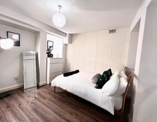 ein Schlafzimmer mit einem Bett und einer weißen Wand in der Unterkunft BEST LOCATION Central London 2 Bedrooms Sleeps up to 4 or 5 Middle of all attractions in London