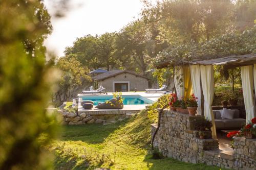 a house with a swimming pool in a yard at Antichi Casali di Charme in Orvieto
