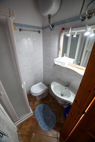 a bathroom with a toilet and a sink and a shower at Il Quattro in Alghero