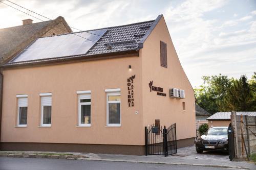 a building with a solar panel on the roof at Kolibri Apartman - Makó in Makó