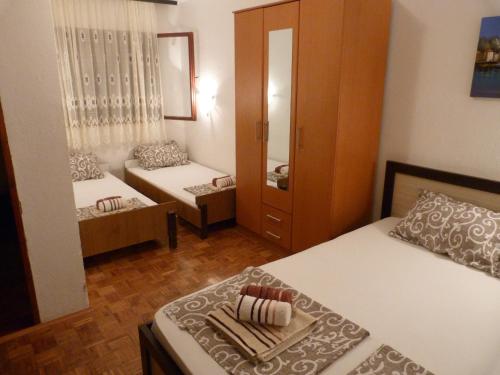 En eller flere senge i et værelse på Apartments Aleksic