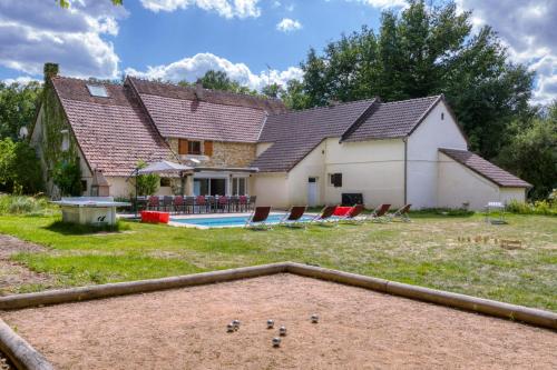 une maison avec une table de ping-pong dans la cour dans l'établissement Crazy Villa Margotterie 58 - Heated pool - 2h from Paris - 30p, à La Celle-sur-Loire