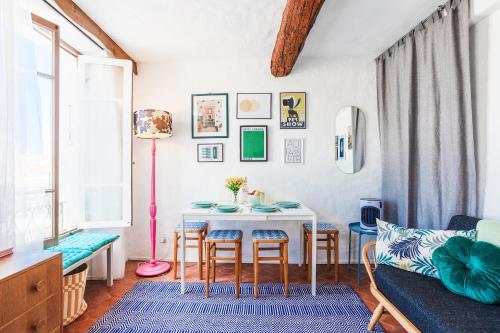 un salon avec une table, des chaises et un canapé dans l'établissement CAP FERRAT VIEW II AP4296 by Riviera Holiday Homes, à Saint-Jean-Cap-Ferrat