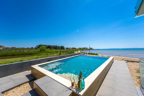 Bazén v ubytování JamC Dream Familientraum direkt am Meer mit beheiztem Pool nebo v jeho okolí