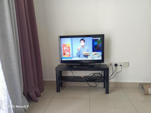 una televisione seduta su un tavolo in una stanza di JANNAH HOMESTAY a Putrajaya