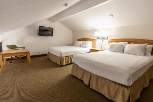 Postel nebo postele na pokoji v ubytování RiverTree Inn & Suites