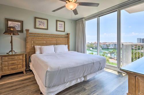 Postel nebo postele na pokoji v ubytování High-Rise Destin Condo with Balcony and Pool View