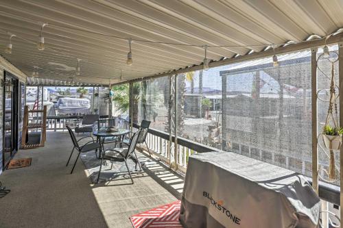 Um restaurante ou outro lugar para comer em Lake Havasu City Home with Private Beach, Dock!