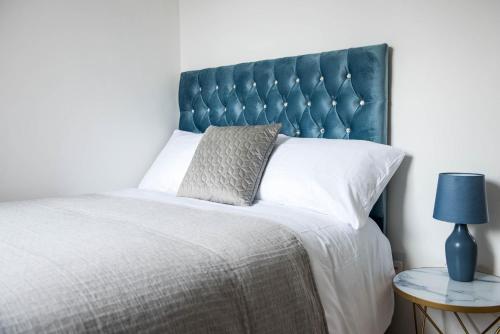Osprey Residence - Smart & Stylish Apartment in the Heart of Kendalにあるベッド