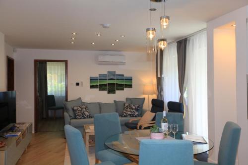 A seating area at Paskal-Lux Family Apartments with free parking