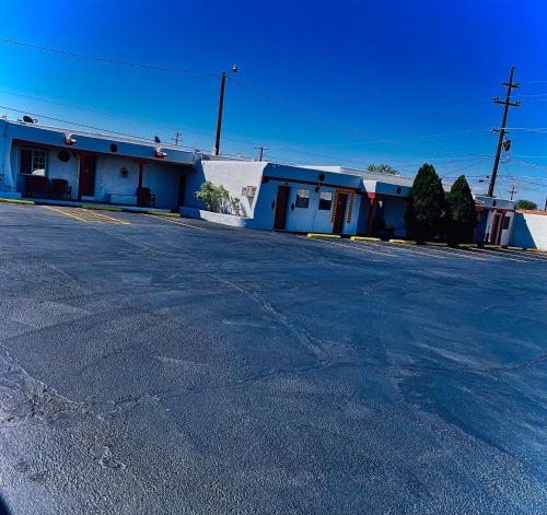 an empty parking lot in front of a building at Cottonwood Court Motel in Santa Fe