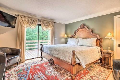 Un pat sau paturi într-o cameră la Quiet Art-Inspired Hendersonville Boutique Lodge!