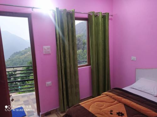 1 dormitorio con paredes moradas y 1 cama con ventana en Ridhi Homestay Sari, en Ukhimath