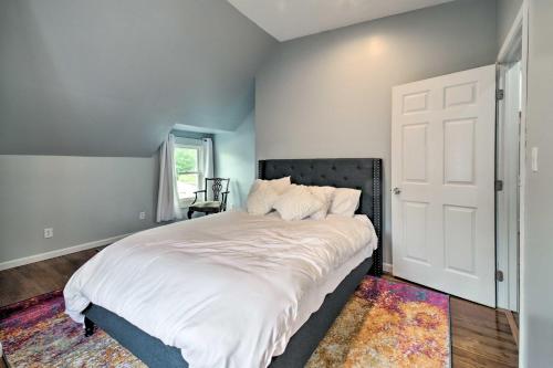 Katil atau katil-katil dalam bilik di Morgantown Home with Deck about 2 Mi to WV University!