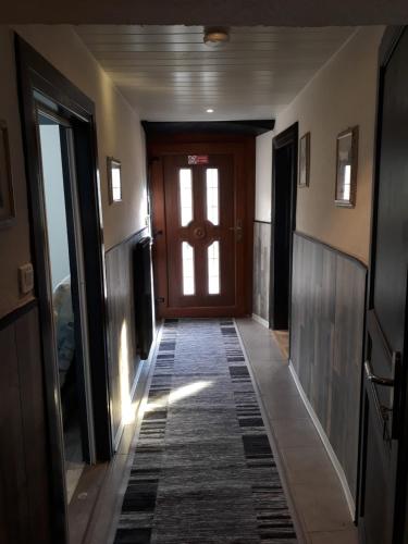 korytarz z drzwiami i dywanem na podłodze w obiekcie cheznousenalsace w mieście Lautenbach