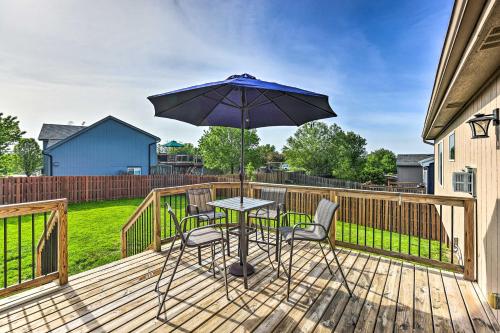 Imagen de la galería de Bright Omaha Family Home with Grill and Deck!, en Omaha