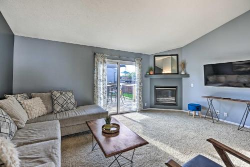 Imagen de la galería de Bright Omaha Family Home with Grill and Deck!, en Omaha
