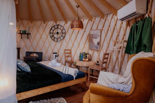 Postel nebo postele na pokoji v ubytování Jurty z widokiem, prywatna balia- DZIKOLAS GLAMPING