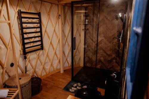 a bathroom with a shower in a room at Jurty z widokiem, prywatna balia- DZIKOLAS GLAMPING in Krasnobród