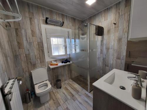 A bathroom at Torredembarra cosy, well equipped house, 5 min. from the beach