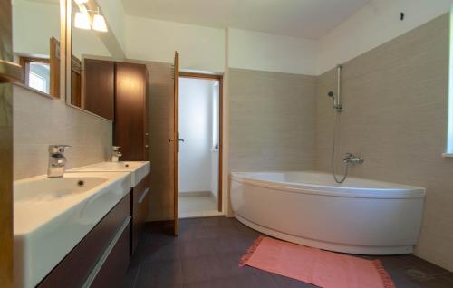 Kylpyhuone majoituspaikassa Apartments Valeria