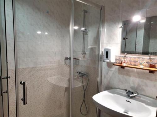 uma casa de banho com um chuveiro e um lavatório. em ARRASPINE em Astigarraga