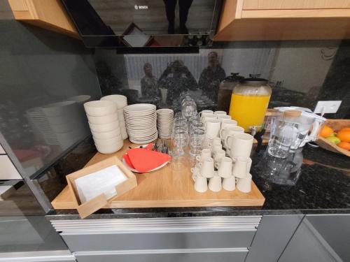 un bancone della cucina con un mucchio di tazze e piatti di APOLINÁRIO a Castrovicente