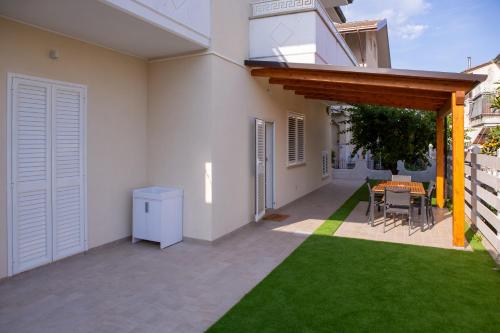 a patio with a table and chairs in a house at Aria di Sale in Martinsicuro