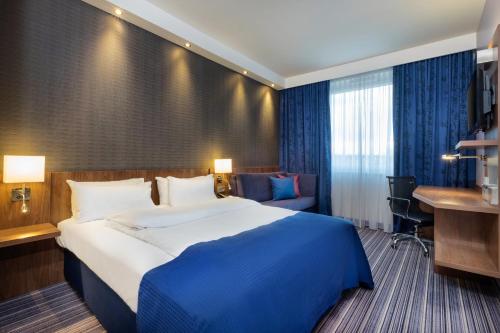 Giường trong phòng chung tại Holiday Inn Express Friedrichshafen, an IHG Hotel