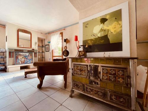 - un salon orné d'une grande peinture murale dans l'établissement La Corne de Cerf, Forêt de Brocéliande, à Paimpont