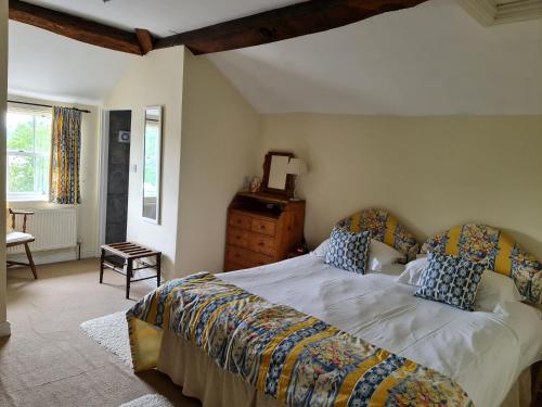 Ternhill Farm House - 5 Star Guest Accommodation with optional award winning breakfast tesisinde bir odada yatak veya yataklar