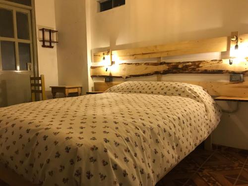 um quarto com uma cama com um edredão branco em Casa de Ana B&B em Huaraz