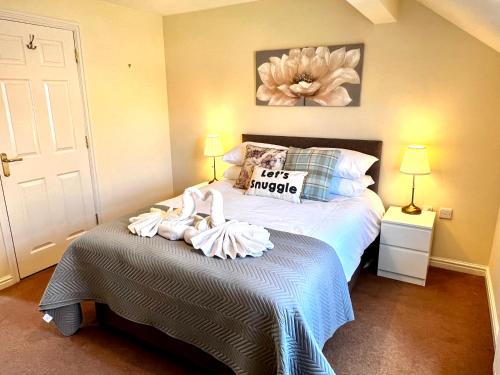 a bedroom with a bed with towels on it at Beautiful 3-bedroom house, city centre, parking in Norwich