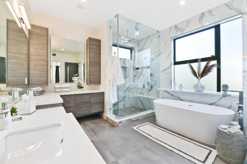 een badkamer met een bad, een wastafel en een douche bij Beverly Hills LUX Villa w. Pool, Rooftop & Parking in Los Angeles