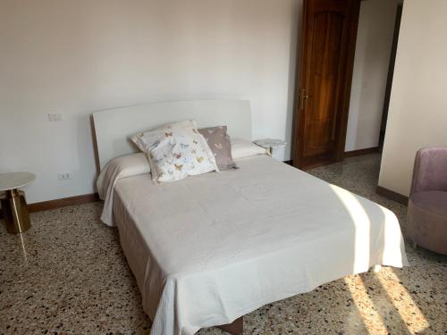 ヴェネツィアにあるSan Marco Charming Suiteのベッドルーム1室(ベッド1台、椅子付)