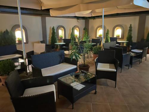a restaurant with couches and tables and chairs at B&B Vila Tamaris in Zaječar