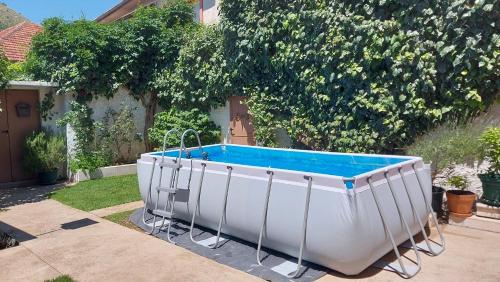 モスタルにあるVilla Secret Gardensの家の前に置かれた大きな白い浴槽