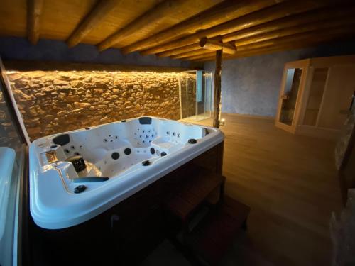 a bathroom with a bath tub in a room at Hotel Boutique Malanquilla Inedita in Malanquilla