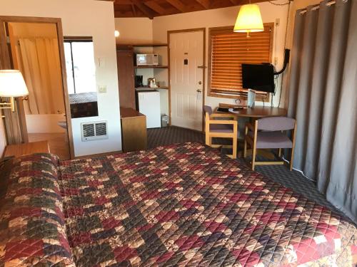 Postel nebo postele na pokoji v ubytování Smith Rock Resort