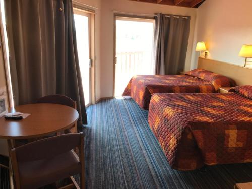 Postel nebo postele na pokoji v ubytování Smith Rock Resort