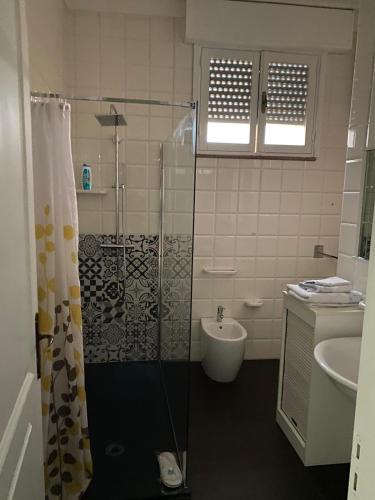 e bagno con doccia, servizi igienici e lavandino. di SUITE76 a Torre Santa Susanna
