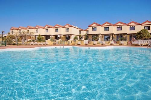 a large swimming pool in front of a hotel at Apartamento Vista Piscina o Terraza, Wifi GRATIS in Costa Calma