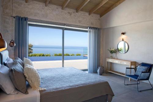 Plateies的住宿－Casa Assisi Luxury New Villa with Private Pool，卧室设有海景大窗户