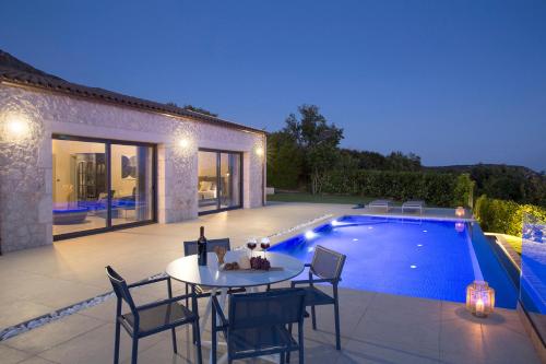 Bazén v ubytování Casa Assisi Luxury New Villa with Private Pool nebo v jeho okolí