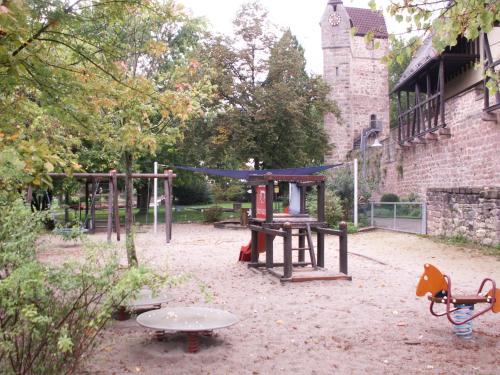 einen Spielplatz in einem Hof neben einem Gebäude in der Unterkunft Ferienhaus Eberbach in Eberbach