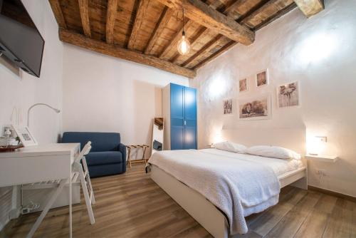 um quarto com uma cama, uma secretária e um lavatório. em Florence David's Guesthouse em Florença