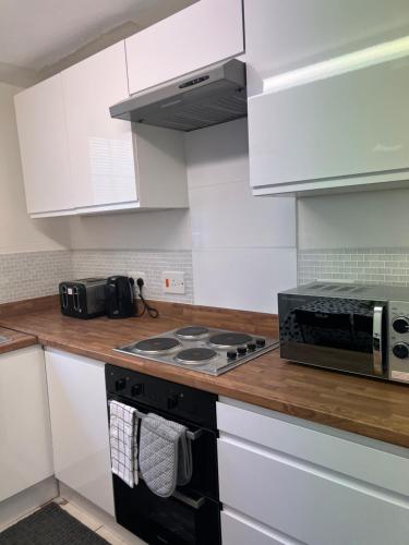 Virtuvė arba virtuvėlė apgyvendinimo įstaigoje 2 bedroom flat, 2 minutes walk to Bethnalgreen station, Central London
